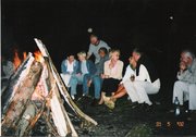 Silna grupa po latach przy ognisku - 2002