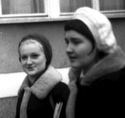 Bożena Rosłan (jasny beret) i Grażyna Troszczyńska 