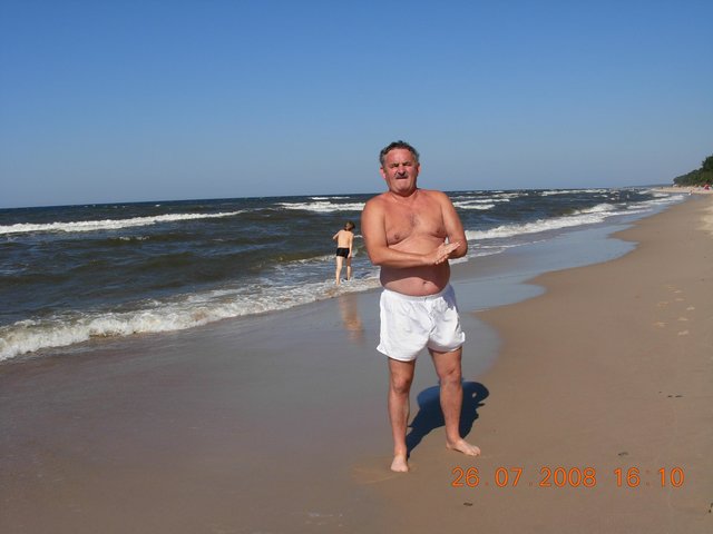 Jacek - dziadek na plaży