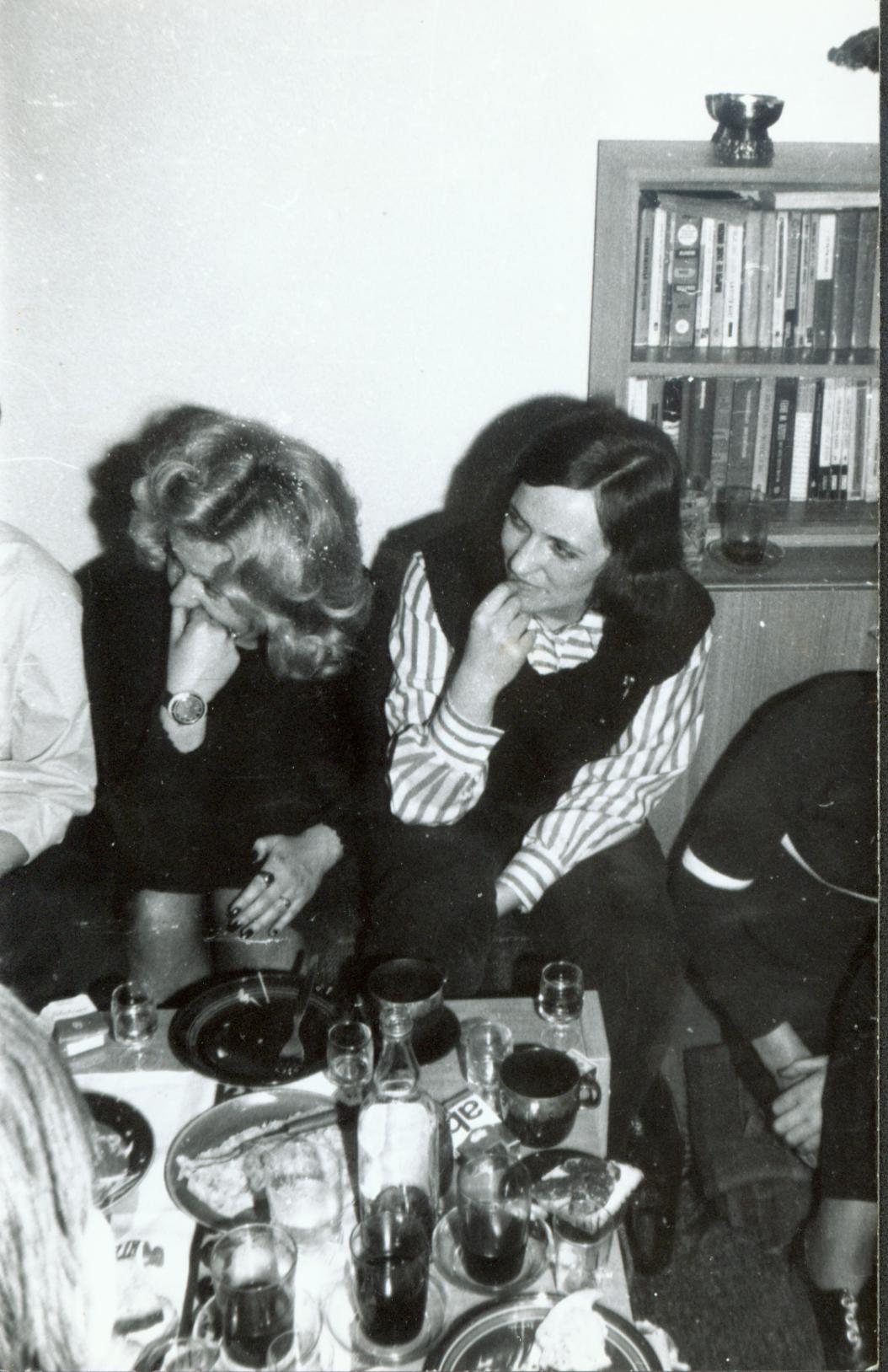 Ania z Danką Bobińską (rocznik 1976) - jakaś imprezka na Wydziale