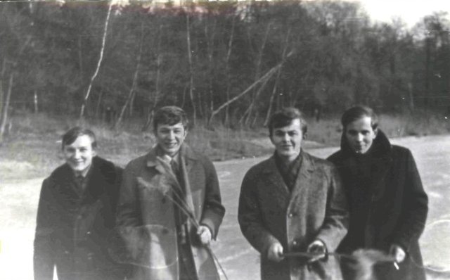 To ja i moi koledzy z roku podczas spaceru na Jeziorze Głębokim zimą 1972r.