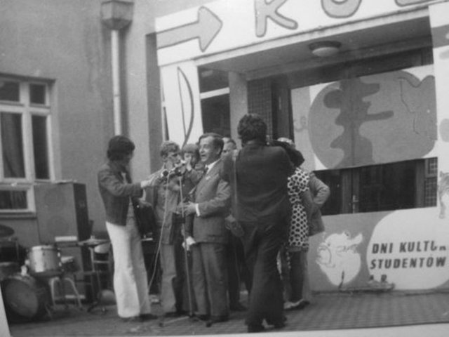 Kultar 1974 - w środku Winnicki zagaja lub śpiewa