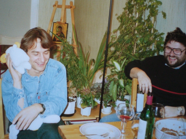Jurek z Jackiem Tronczyńskim u nas w Nantes, zaraz po urodzeniu Karoliny (bezczelnie ukradł jej baranka) 1992