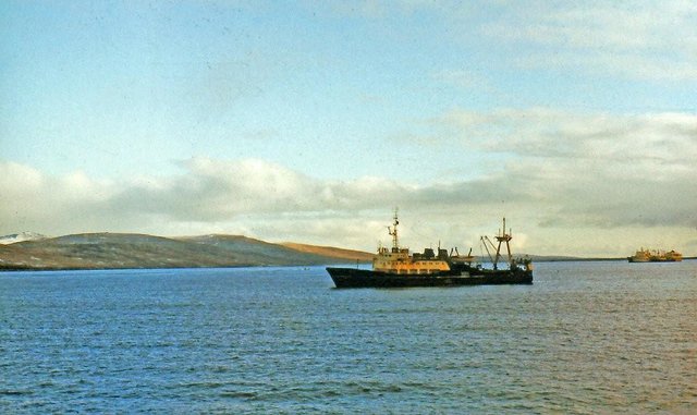 1986, 'nasz' trawler typu B-29 na tle Falklandów