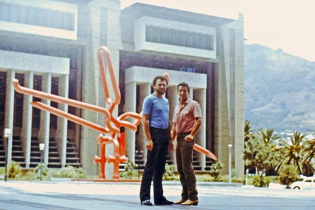 1981r. Adam Konieczny (z lewej) i Zenek Stryczek (absolwent WSM, wówczas jako III Oficer) w Kapsztadzie (RPA)